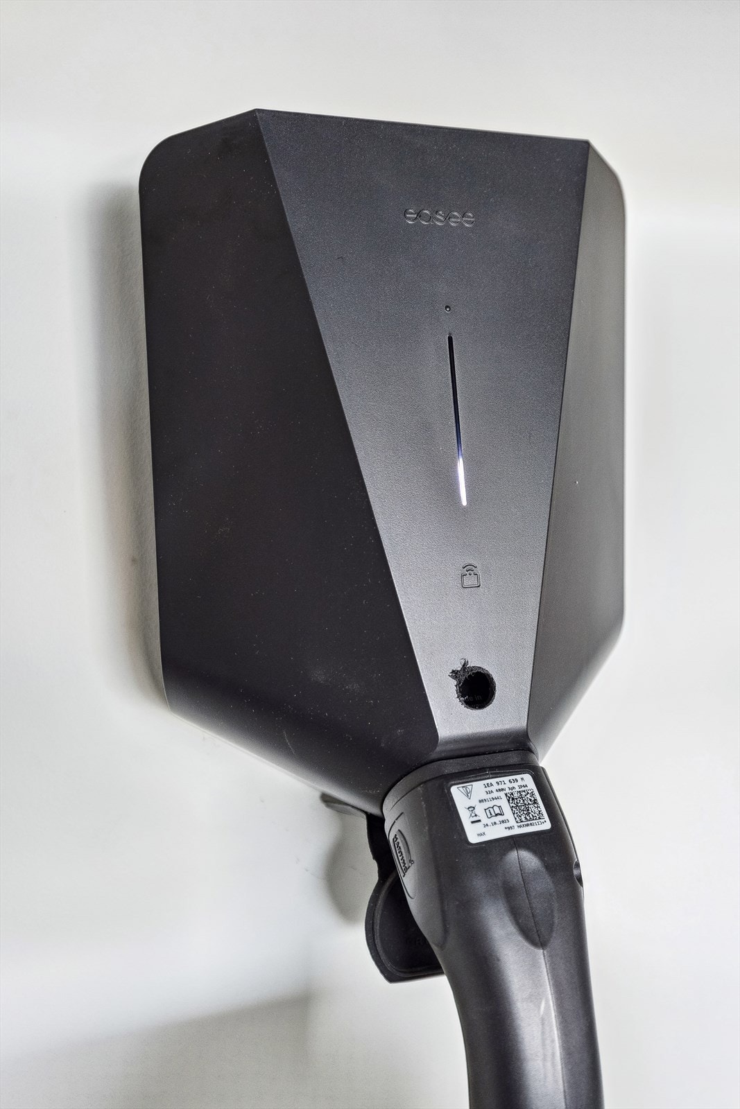 Installert elbil lader i garasjen. Galleribilde