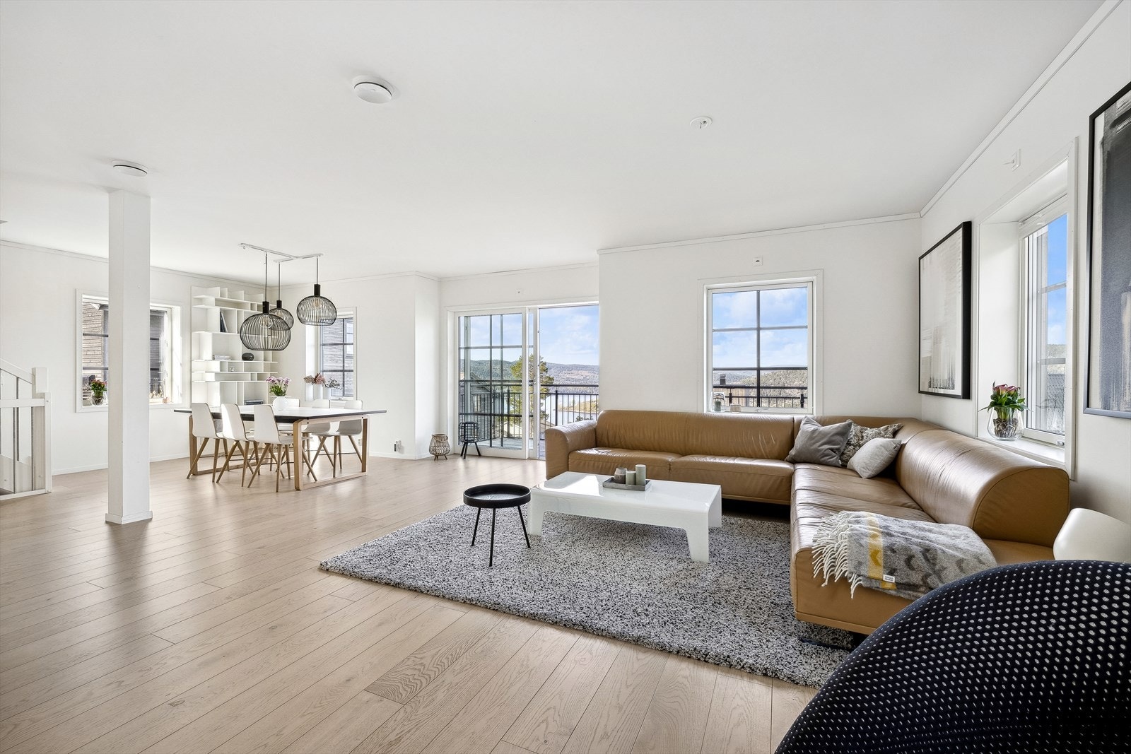 Stue med åpen kjøkkenløsning som dekker hele 1. etg. foruten om gjestetoalett. Galleribilde