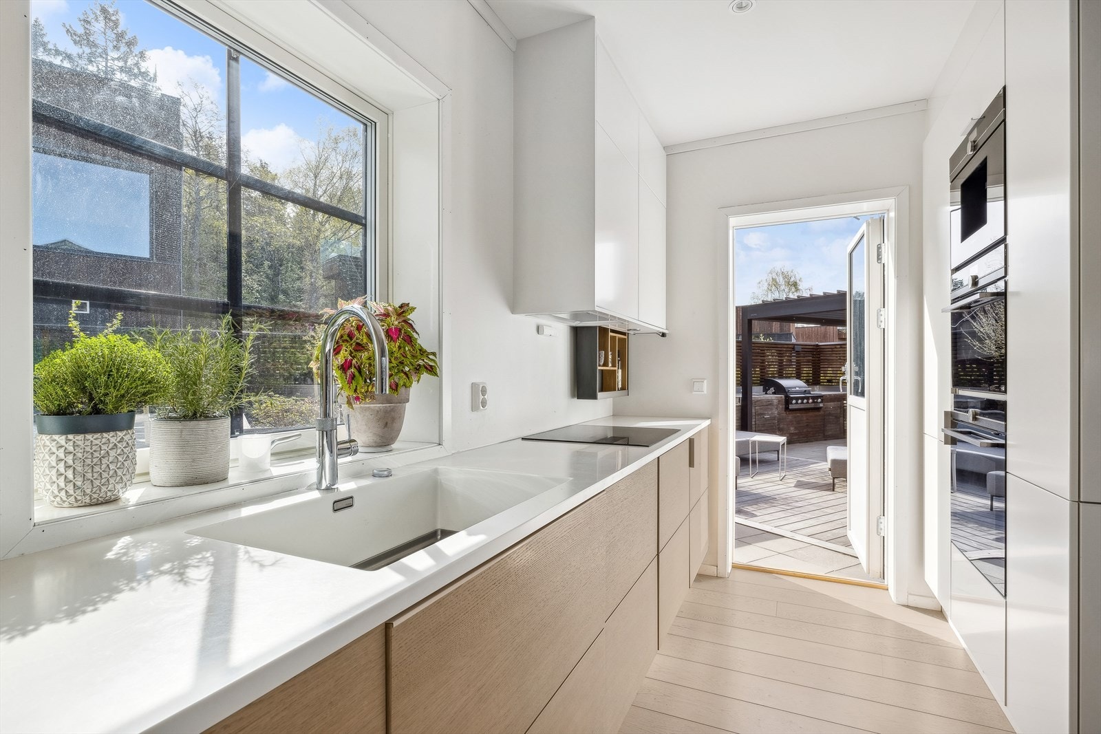 Kaffemaskin, stekeovn og kombiovn er plassert i praktisk ståhøyde. Kjøkkenet har installert komfyrvakt og automatisk vannstopperfunksjon. Et lekkert kjøkken med mange gode kvaliteter. Galleribilde