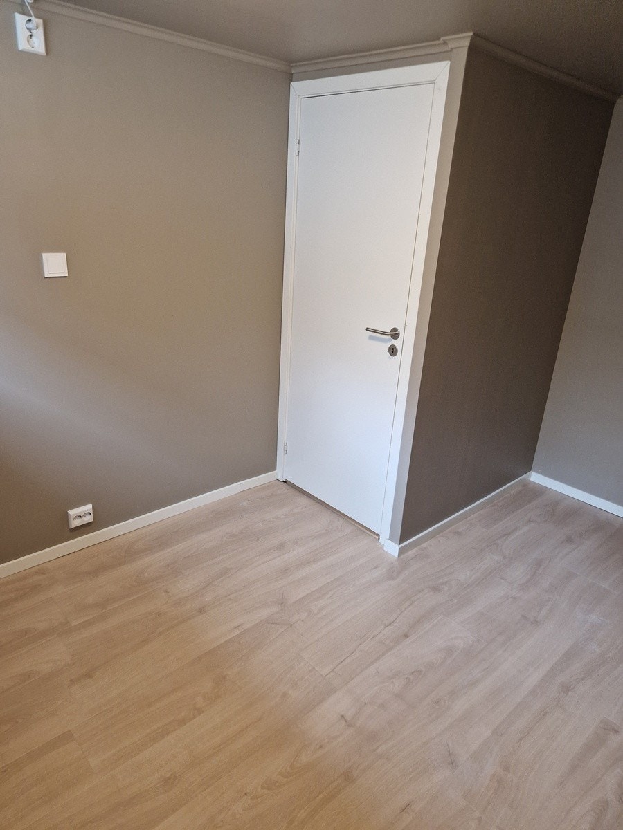 Soverom nr 1 med vindu mot innkjørsel Galleribilde