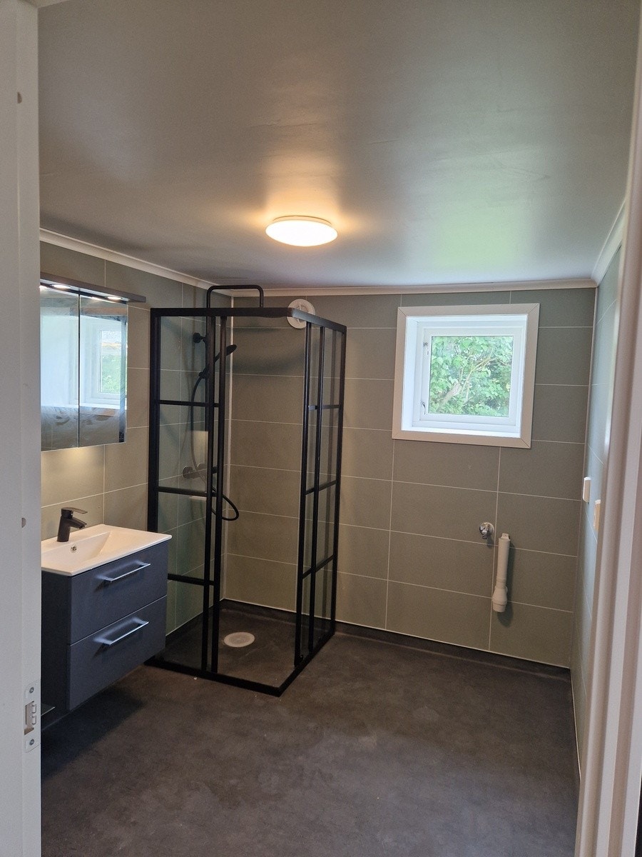 Helt nytt bad med god belysning Galleribilde