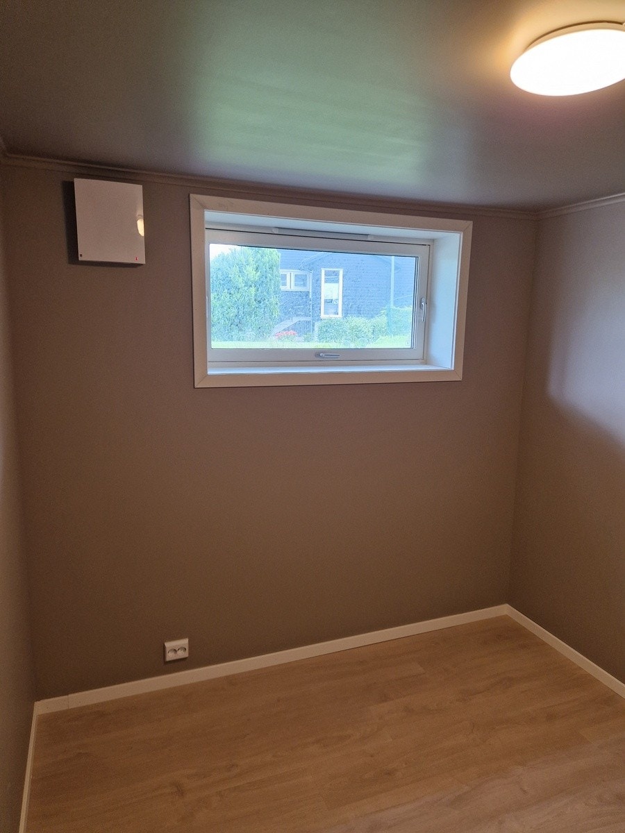 Soverom nr 2 med ventilasjon og stort vindu Galleribilde