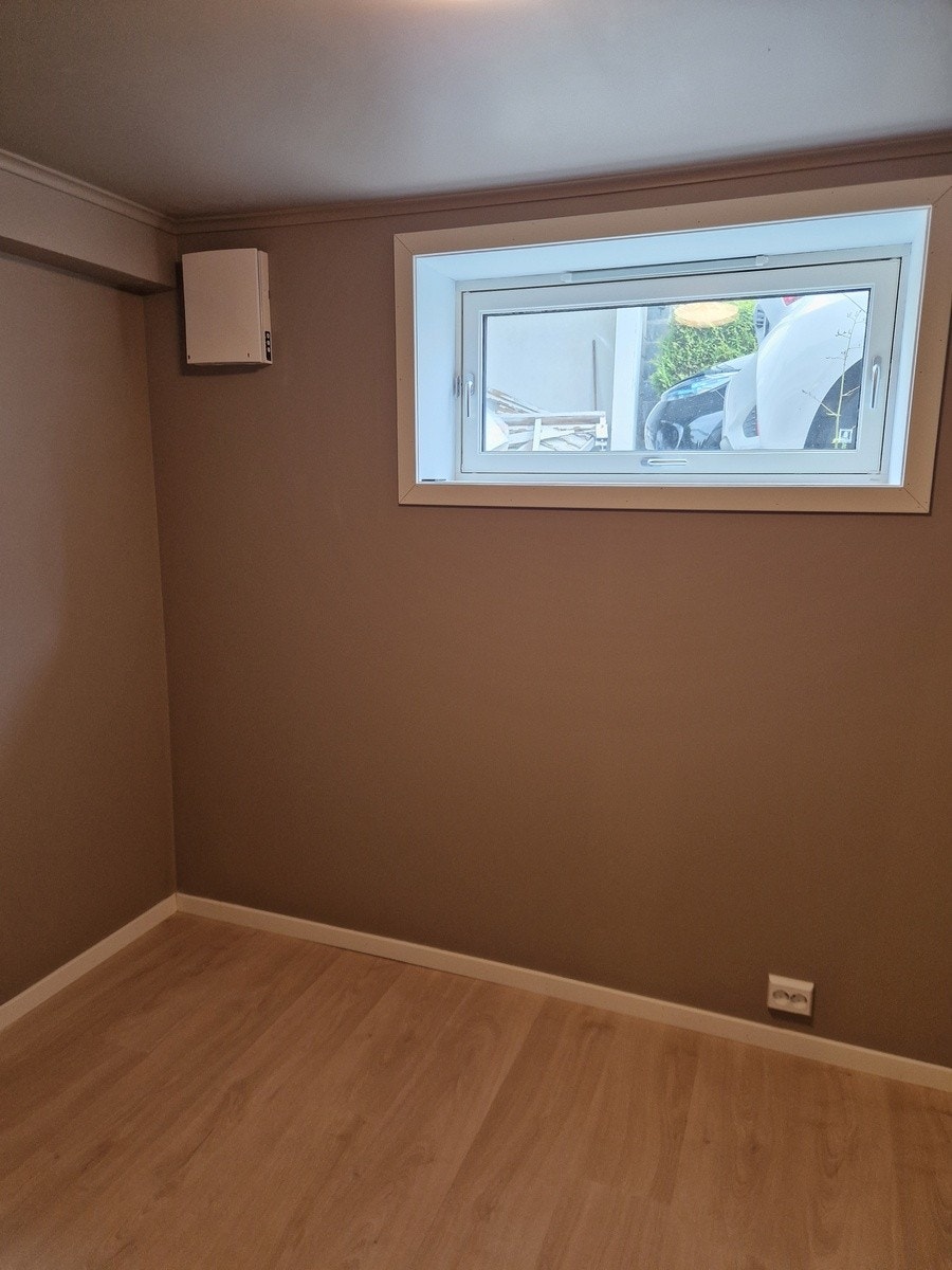 Soverom nr 1 med ventilasjon og stort vindu Galleribilde