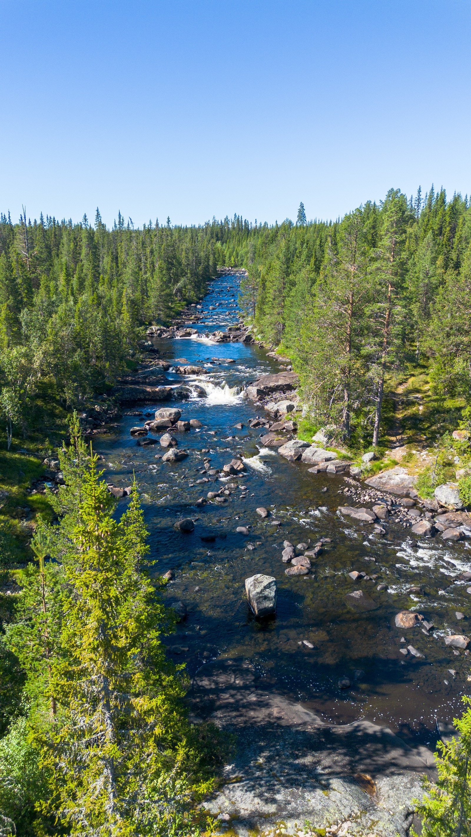 Eiendommen ligger idyllisk til med elven som går like ved Galleribilde