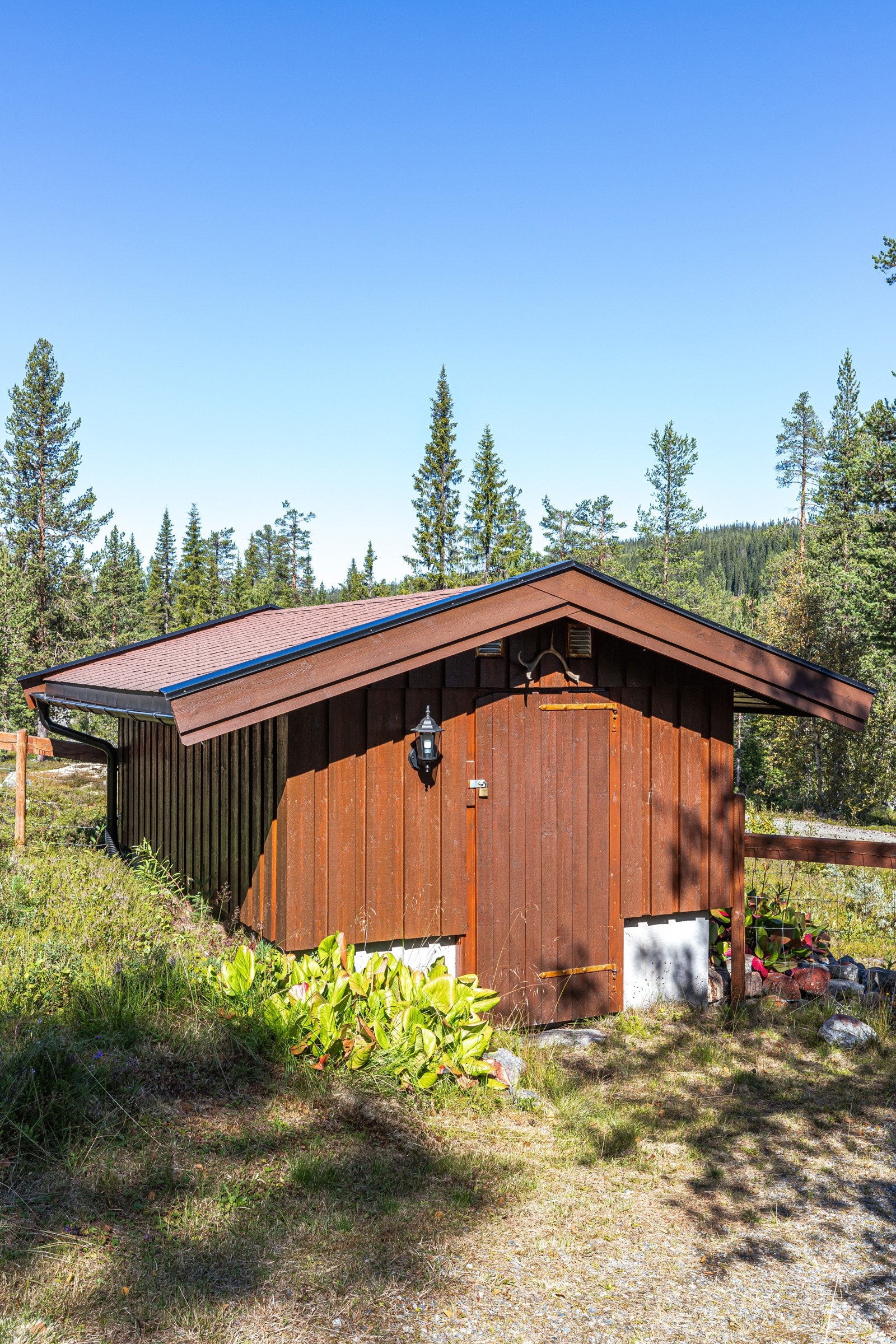 Uthuset har lagringsplass for ved og annet utstyr Galleribilde