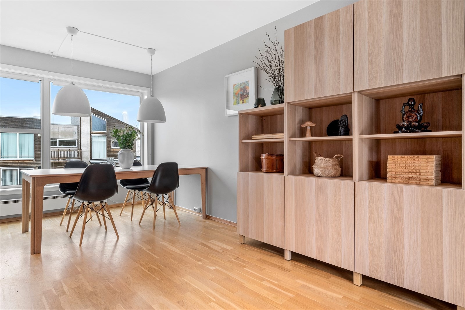 Velkommen til Klemmets veg 240 - Et pent og praktisk rekkehus beliggende i et rolig og barnevennlig boligområde på Brekkåsen. Galleribilde