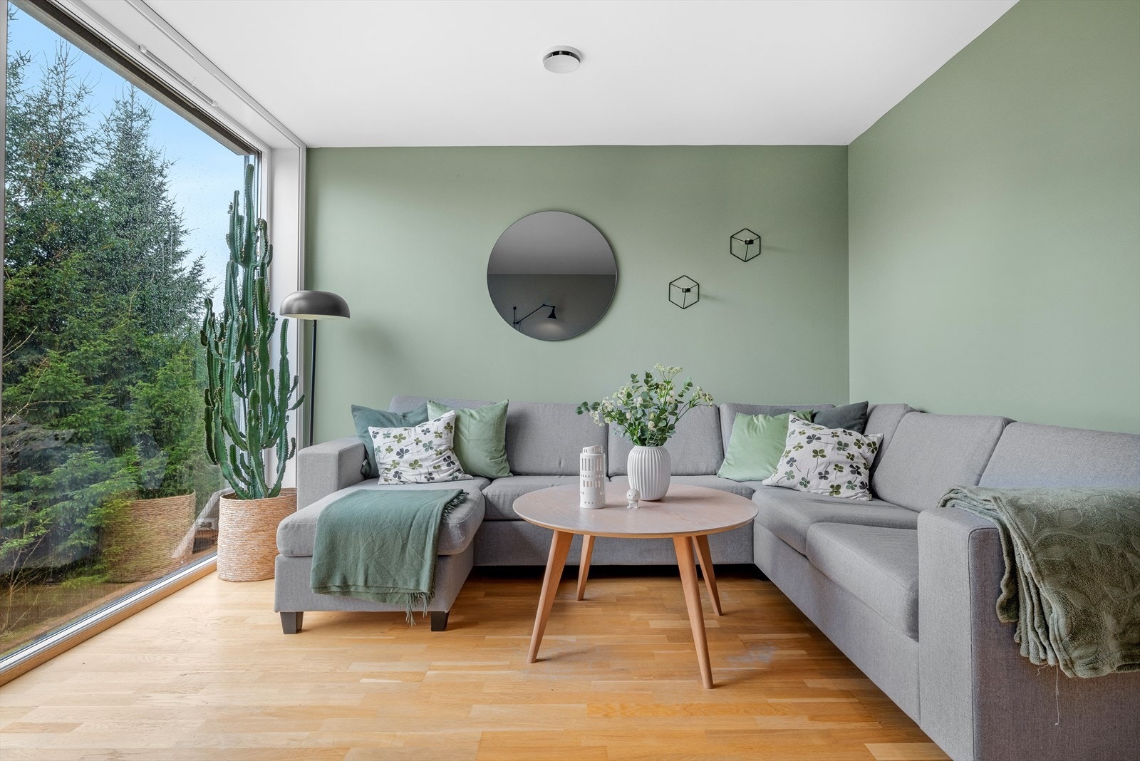 Boligen har en praktisk planløsning og består blant annet av stue, kjøkken, 4 soverom der hovedsoverommet har et eget garderoberom, 2 bad/vaskerom, samt boder for ekstra lagringsplass. Galleribilde