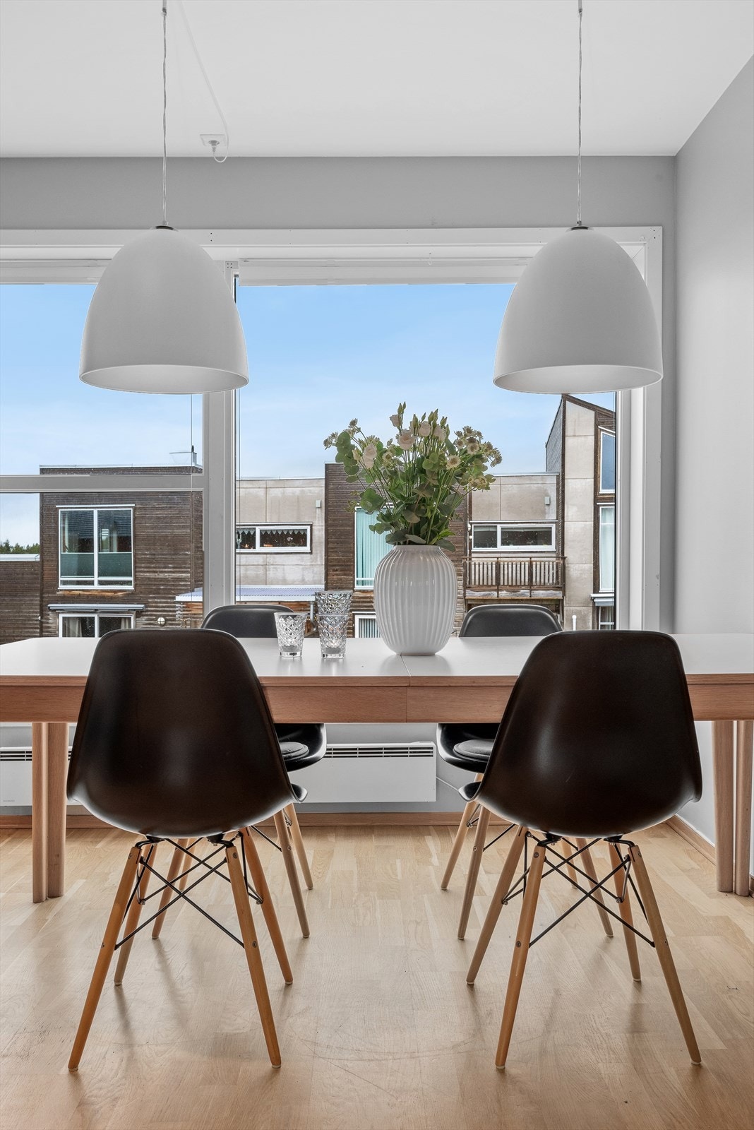 Med dagens løsning er spiseområdet plassert ved de generøse vinduene - et lyst og trivelig sted å samles. Galleribilde