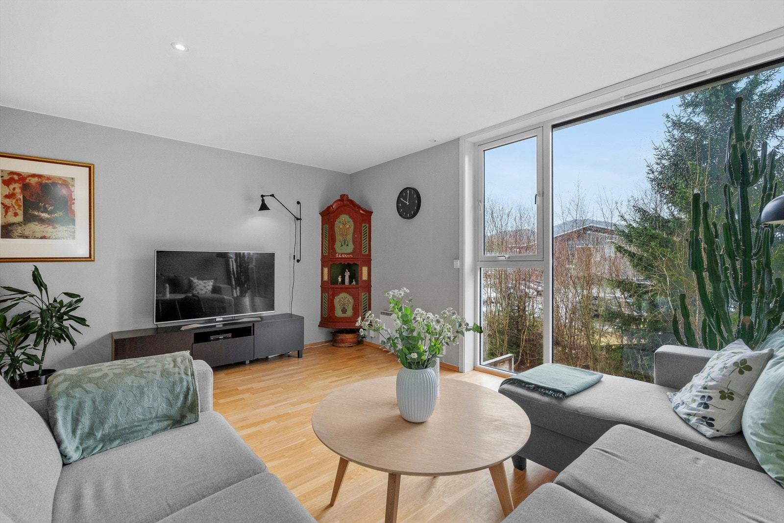 Stua byr på store stilige vindusflater med rikelig naturlig lysinslipp. Galleribilde