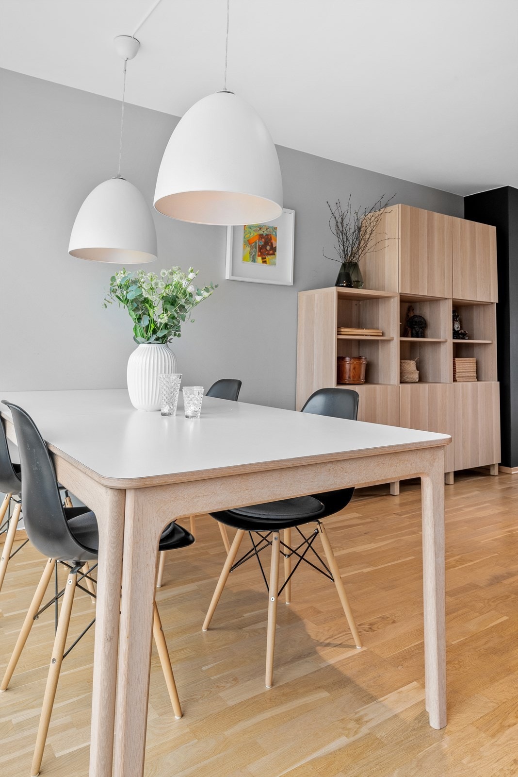 Trivelig spisestue plassert mellom kjøkken og stue. Et naturlig samlingspunkt for familie og venner. Galleribilde