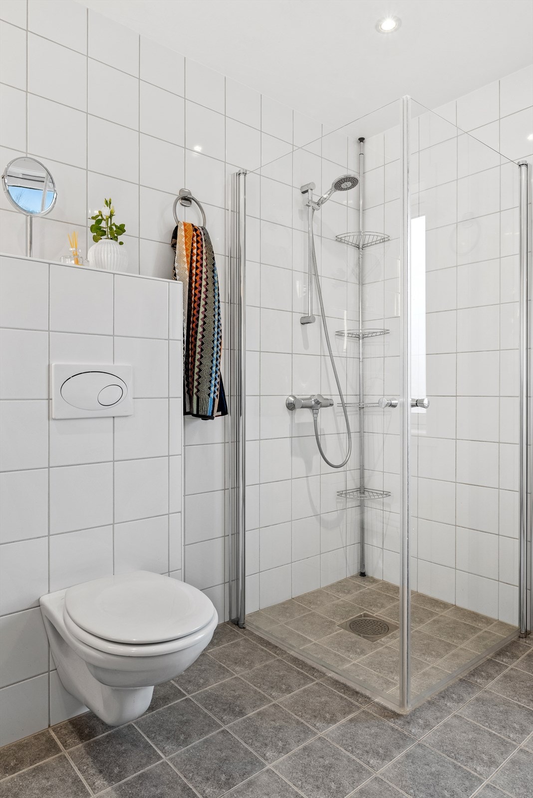 Downlights og malt overflate i himling. Galleribilde