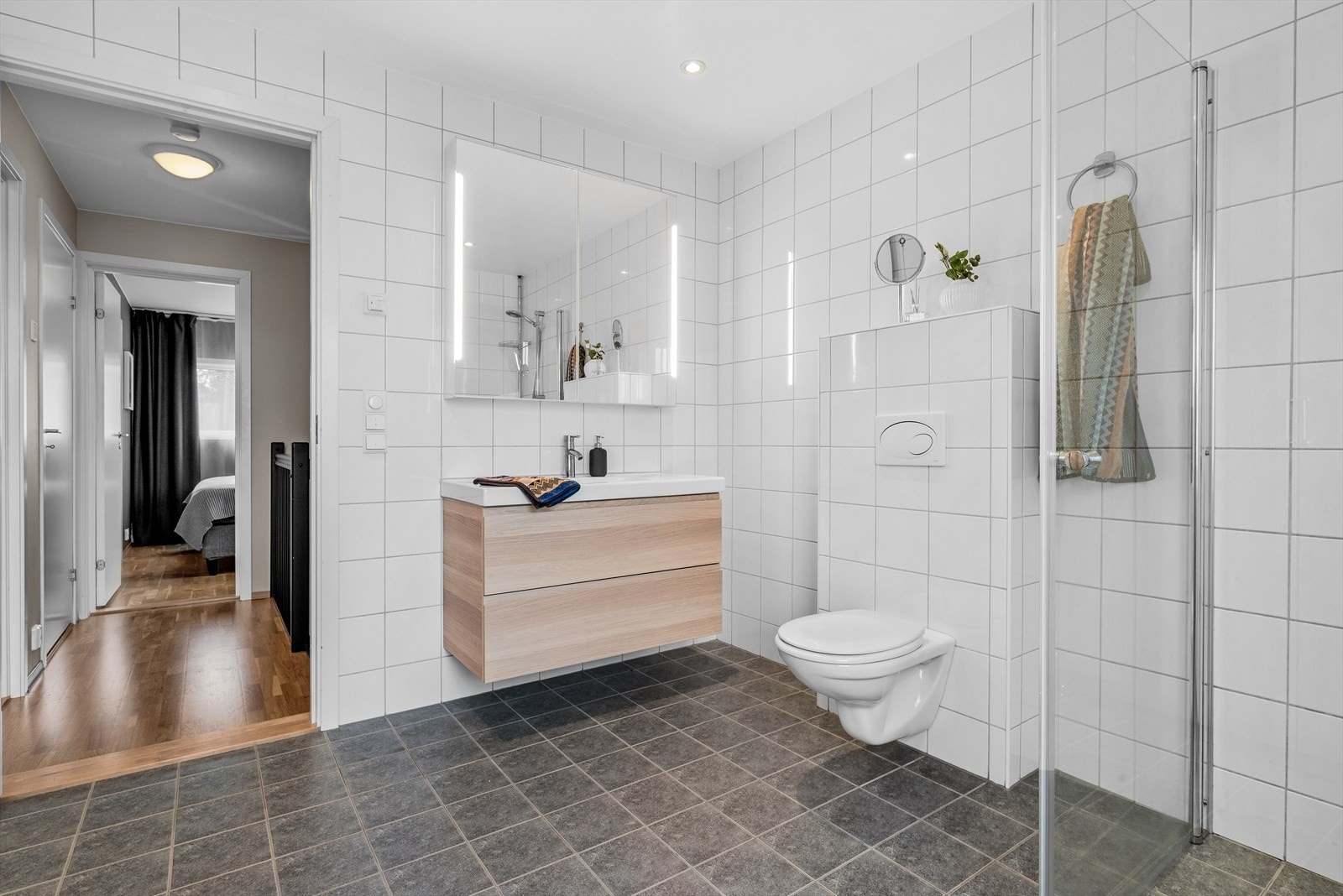 Tidløst flislagt bad, ilagt varme i gulv. Galleribilde