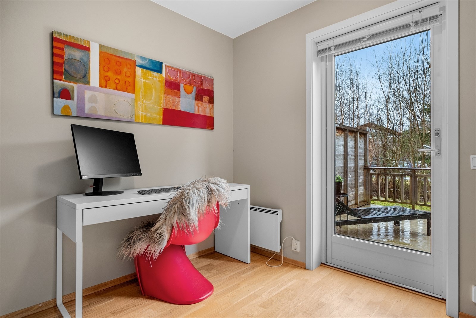 Soverom 4 på ca. 6,5m² og har en innbydende atmosfære. Soverommet byr på plass til ønsket møblering samt direkte utgang til terrassen. Galleribilde