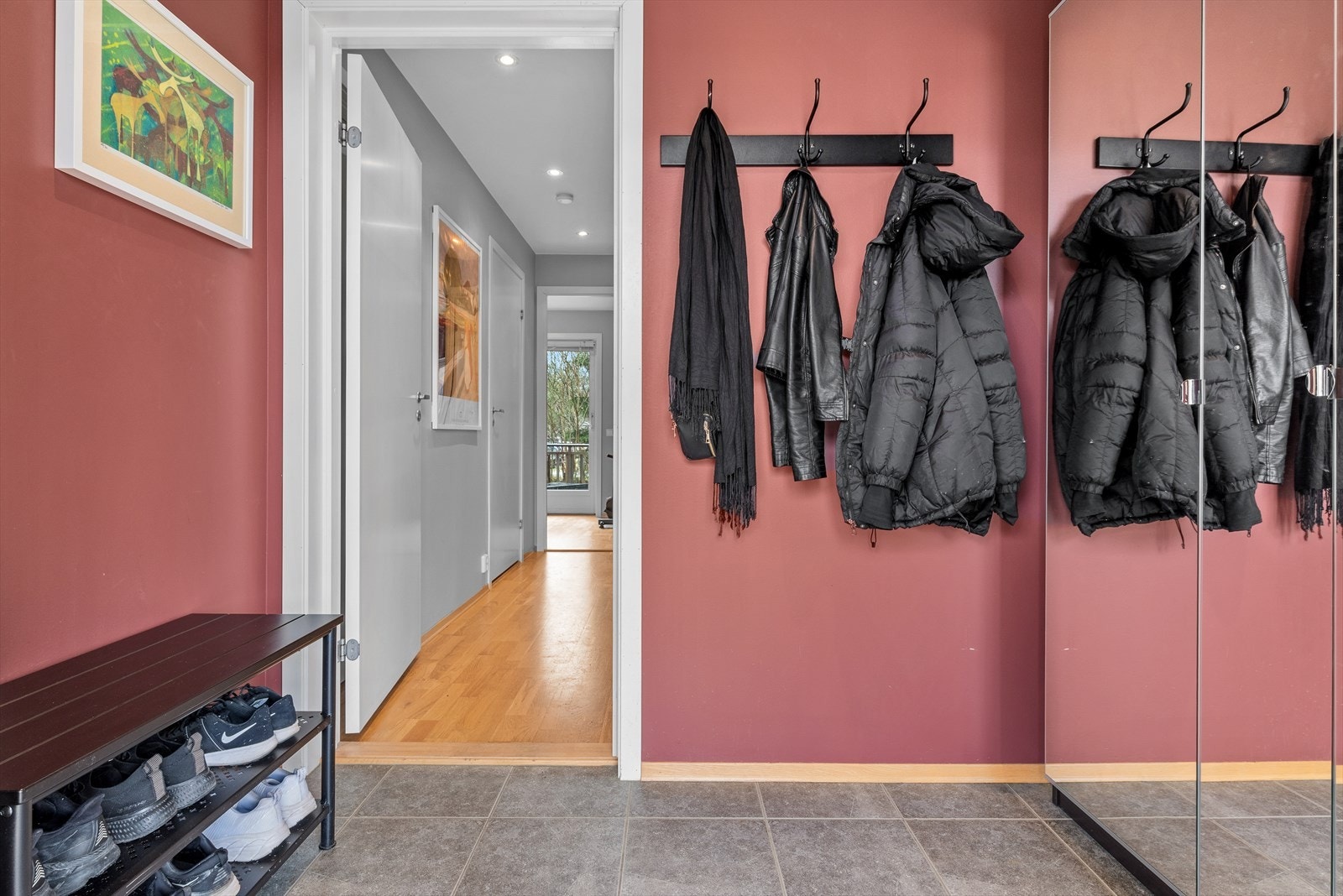 Innbydende entré på 4m² med garderobeskap. Her vil man ha plass til oppheng av yttertøy og sko. Galleribilde