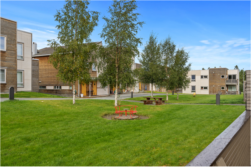 Vakkert felles uteområde på framsiden av leiligheten. Galleribilde