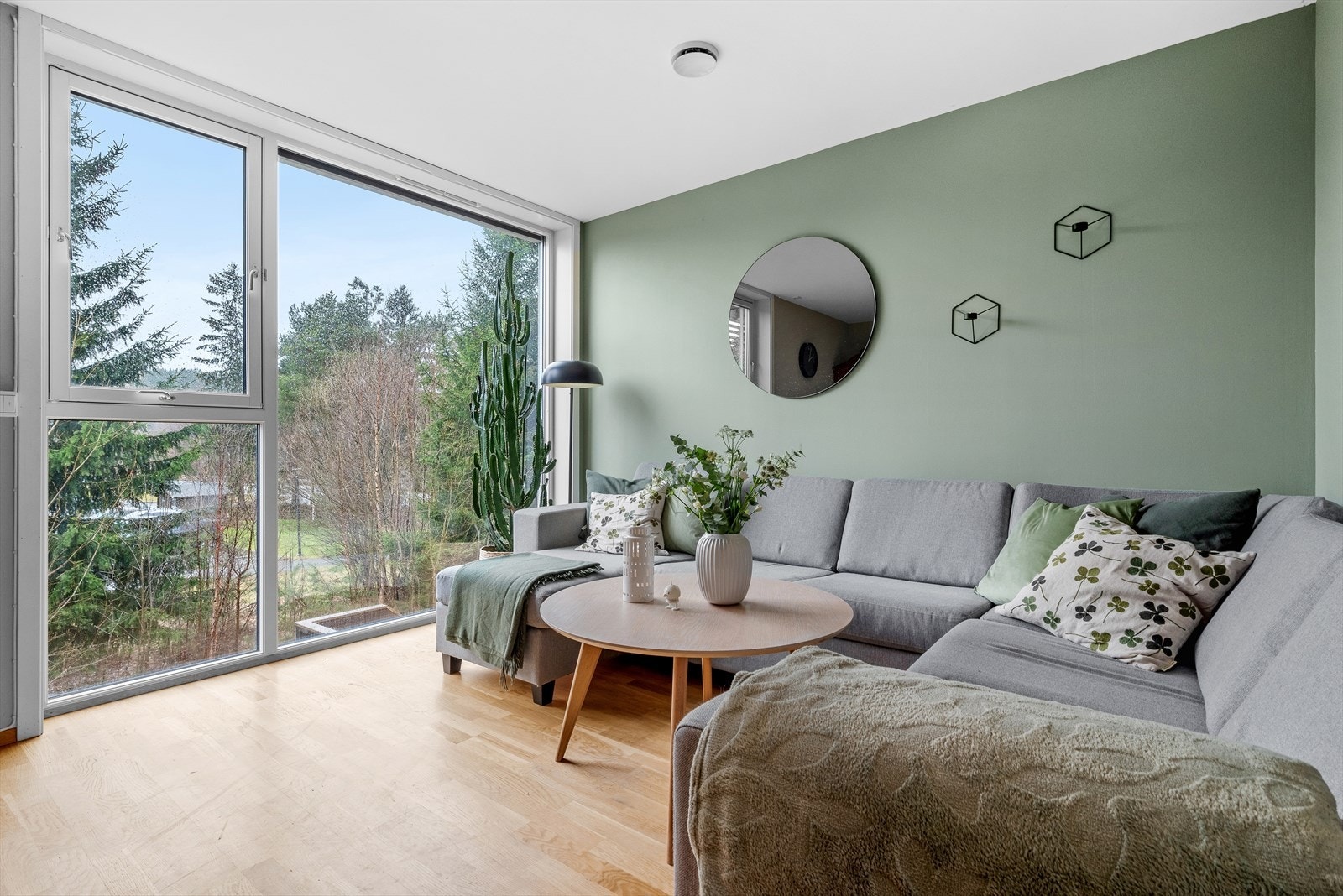 Stue og kjøkken inkl. trapp måler hele 40m². Her er det god plass til å møblere i forskjellige soner, etter eget ønske. Galleribilde