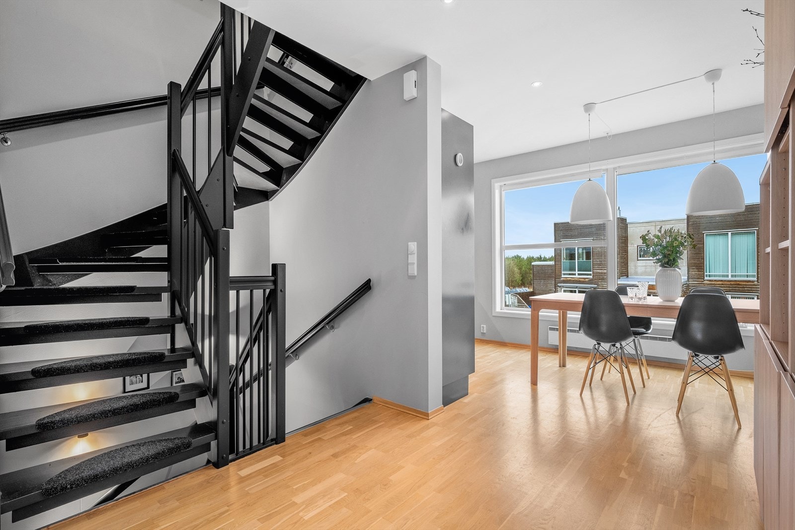 Videre beveger vi oss opp til boligens 3. etasje. Her finner vi 2 soverom der hovedsoverommet har et eget garderoberom, bad, samt bod. Galleribilde