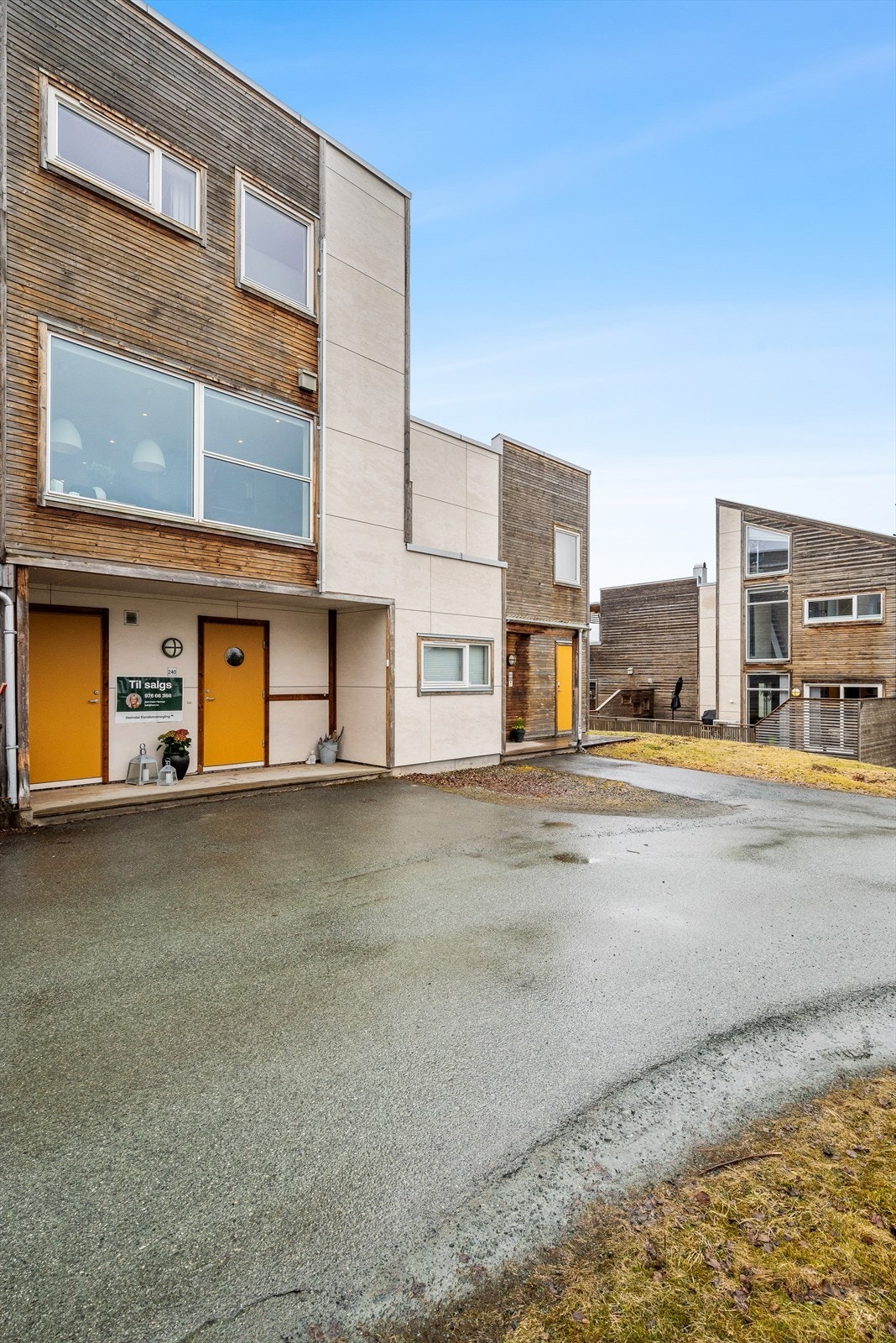 Praktisk takoverbygd inngangsparti. Her har man inngang til boligen samt inngang til teknisk-rom. Der finner man blant annet varmtvannsbereder og rørfordelingsskap. Galleribilde