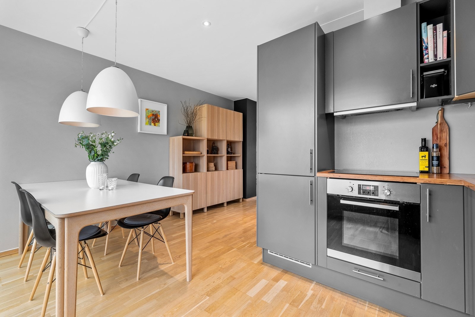 Det er integrert kjøl/fryseskap, stekeovn og platetopp. Galleribilde