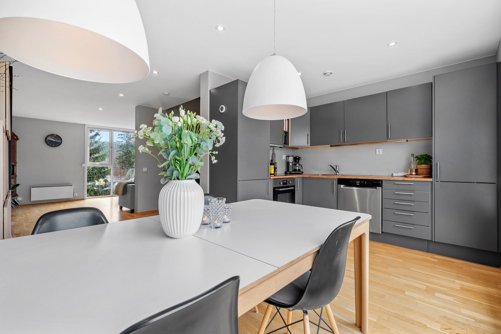 Kjøkken/stue med plass til et spisebord hvor du kan invitere venner og familie til hyggelige måltider. Galleribilde