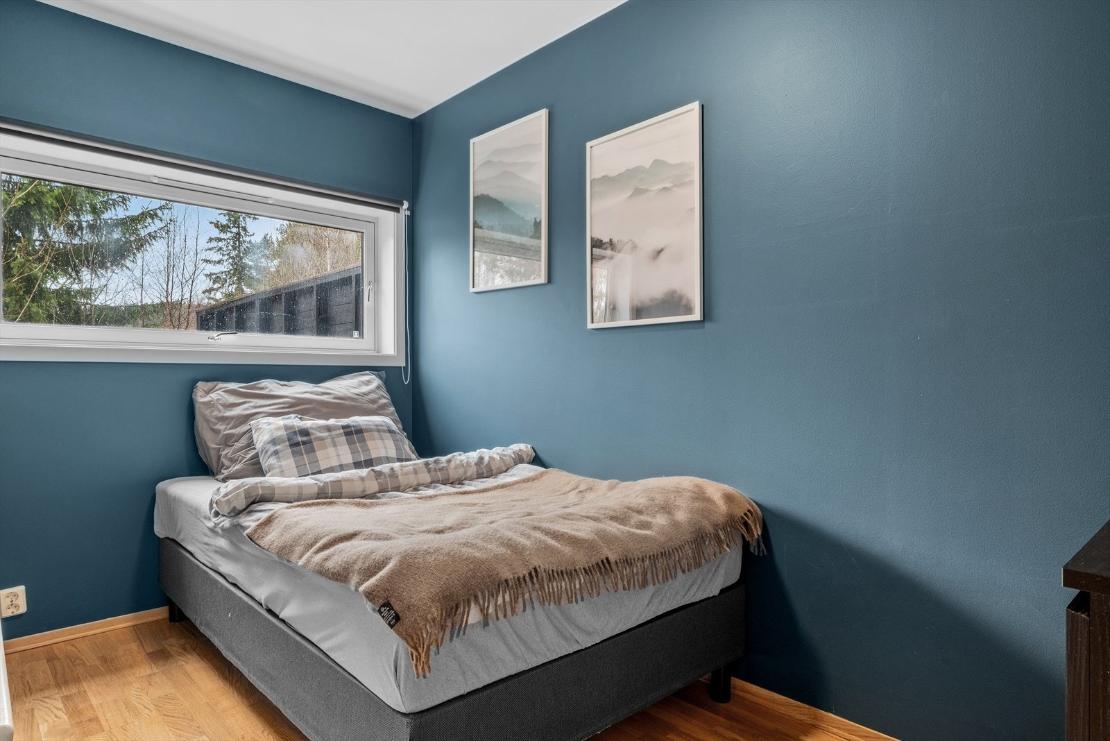 Soverom 3 måler ca. 6,5m². Moderne fargevalg på vegg med plass til seng og ønsket møblering. Galleribilde