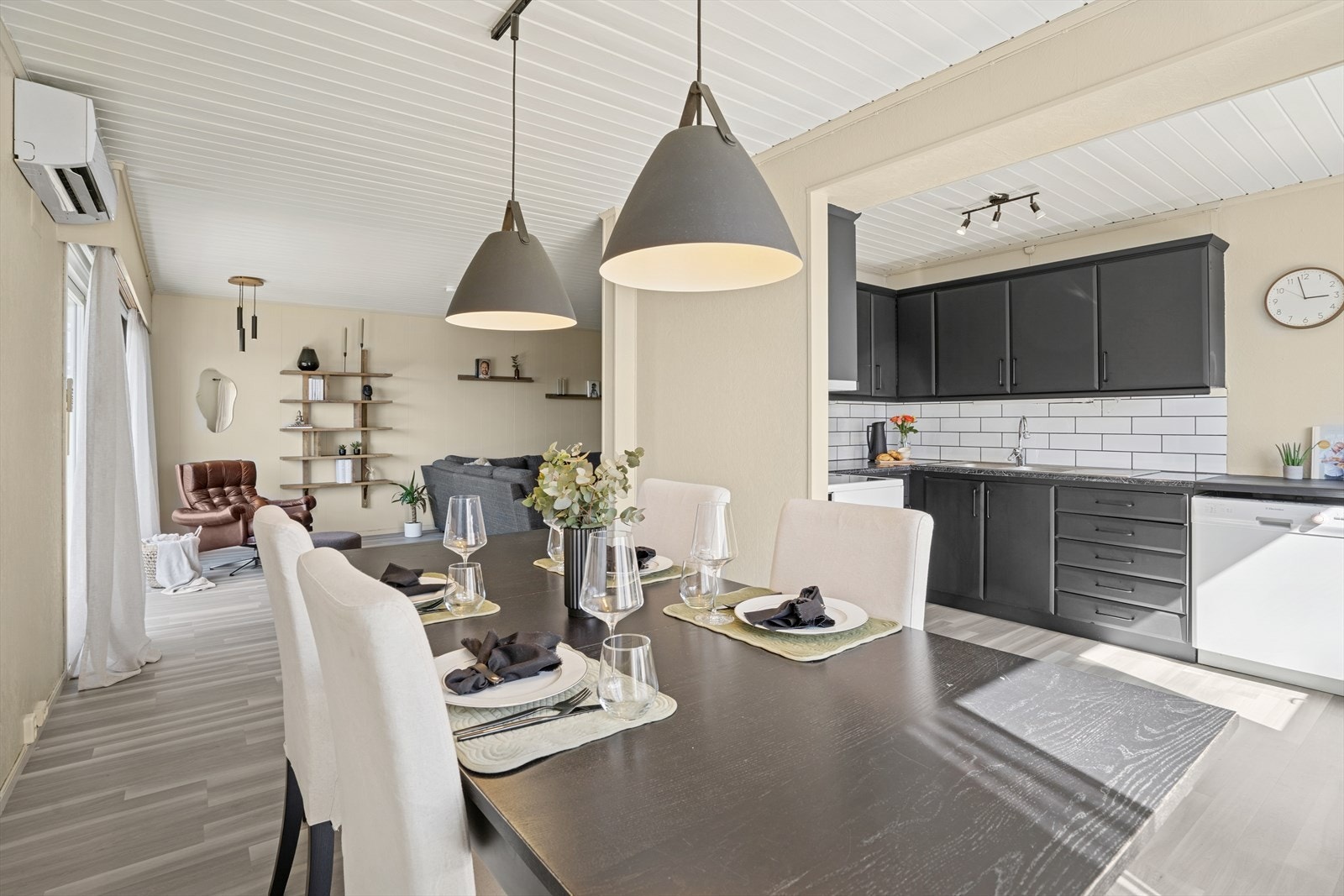 Spisestuen finner sin naturlige plass i tilknytning til kjøkkenet Galleribilde