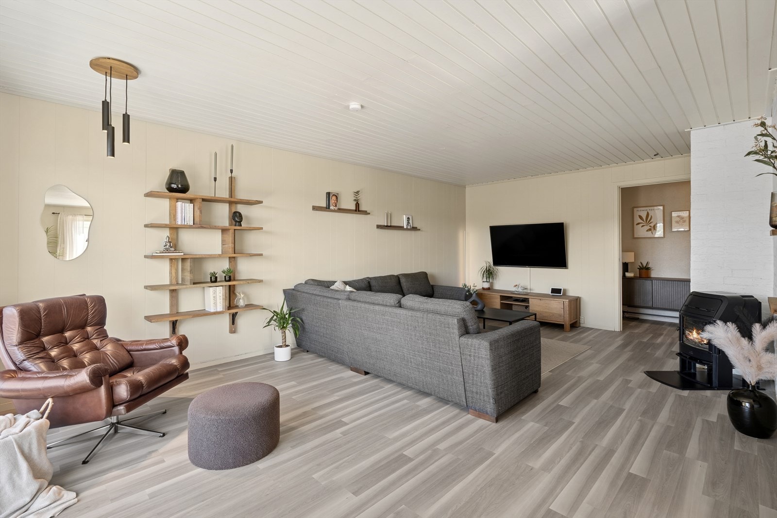 Romslig og lettstelt stue Galleribilde