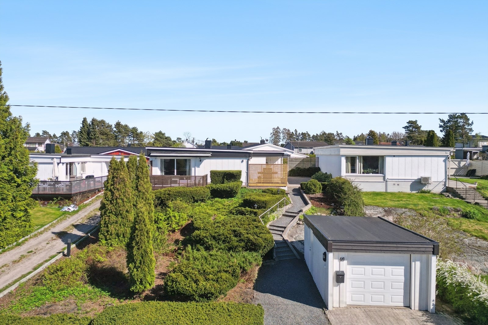 Boligen ligger høyt i terrenget med gode solforhold Galleribilde