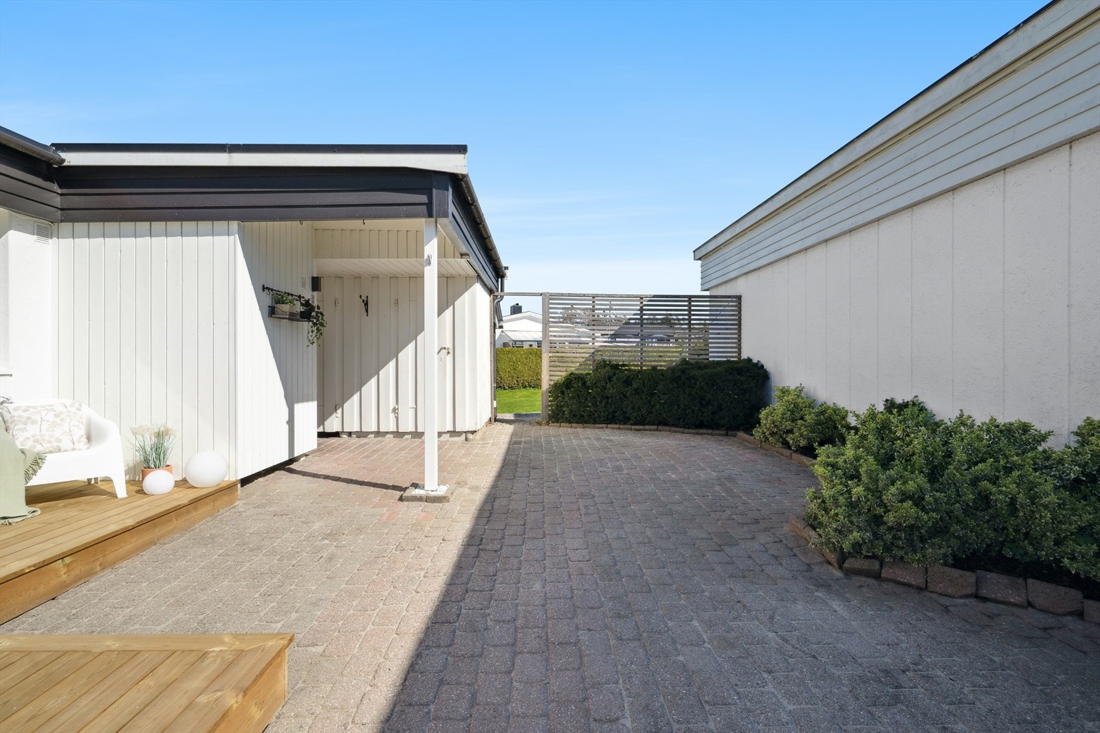 Inngangspartiet er innbydende med belegningsstein Galleribilde