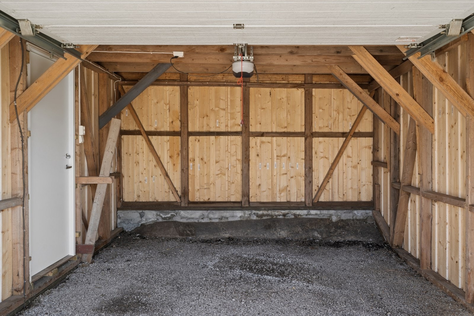 Denne boligen har frittstående garasje som er sjeldent for boliger på feltet. Det er i tillegg garasje i felles rekke Galleribilde