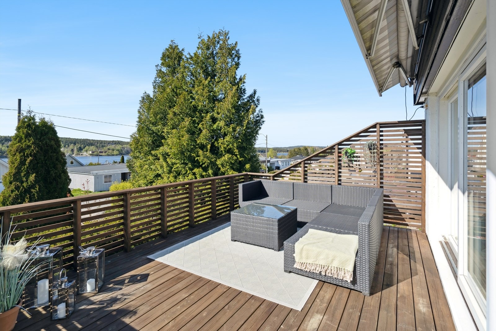 Vestvendt terrasse utenfor stuen. Her kan man nyte solnedgangen over Glomma Galleribilde