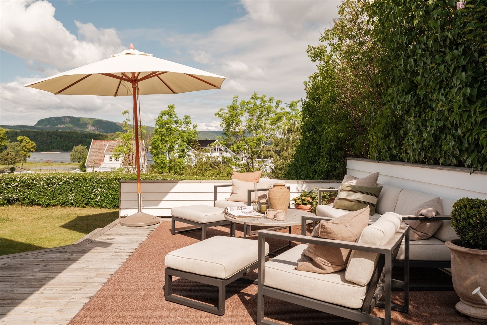 Utsikt til Skaugumsåsen i bakgrunnen. Galleribilde