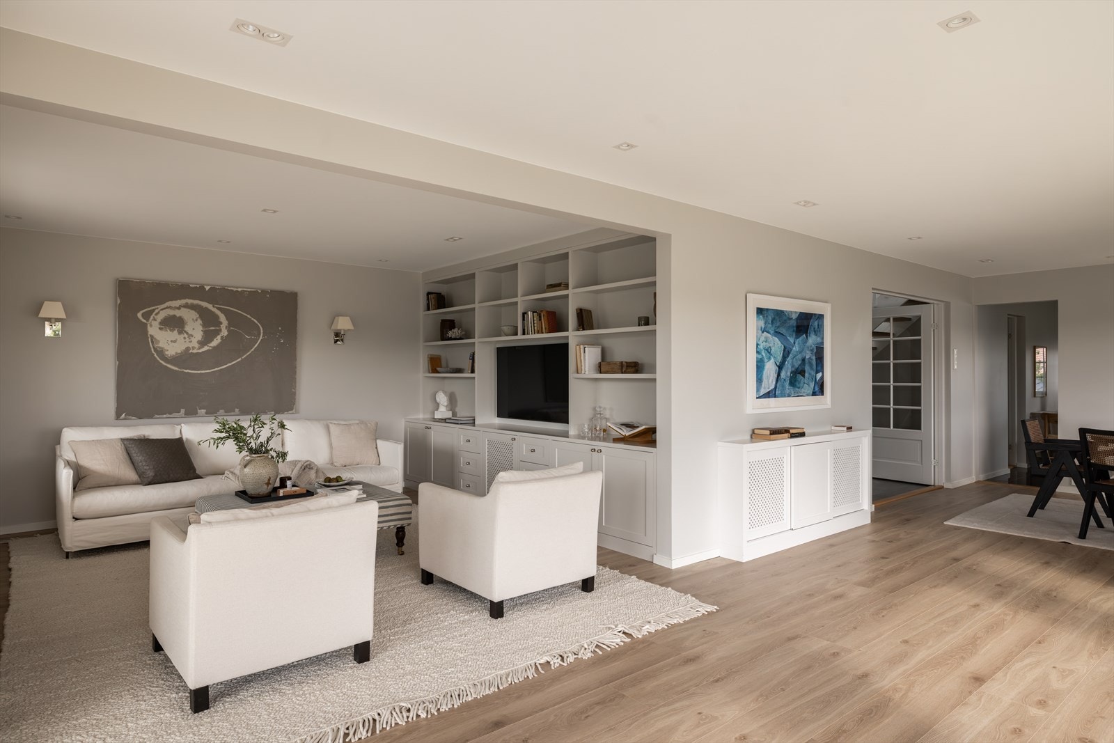 Planløsningen er åpen og romslig, med soner for både avslapning og sosiale sammenkomster. Galleribilde