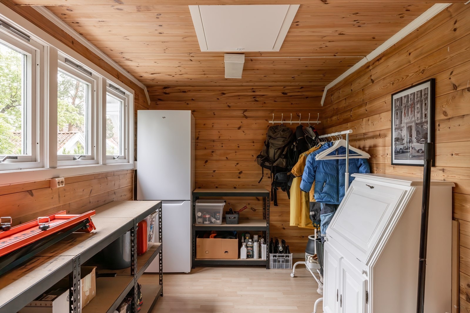 Praktisk bod i tilknytning med garasjen. Galleribilde