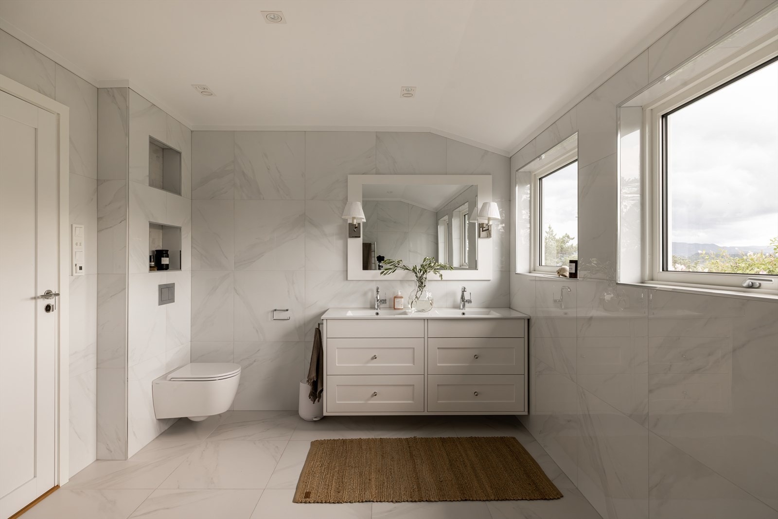 Over servanten er det speil med innramming og elegante vegglamper. Galleribilde