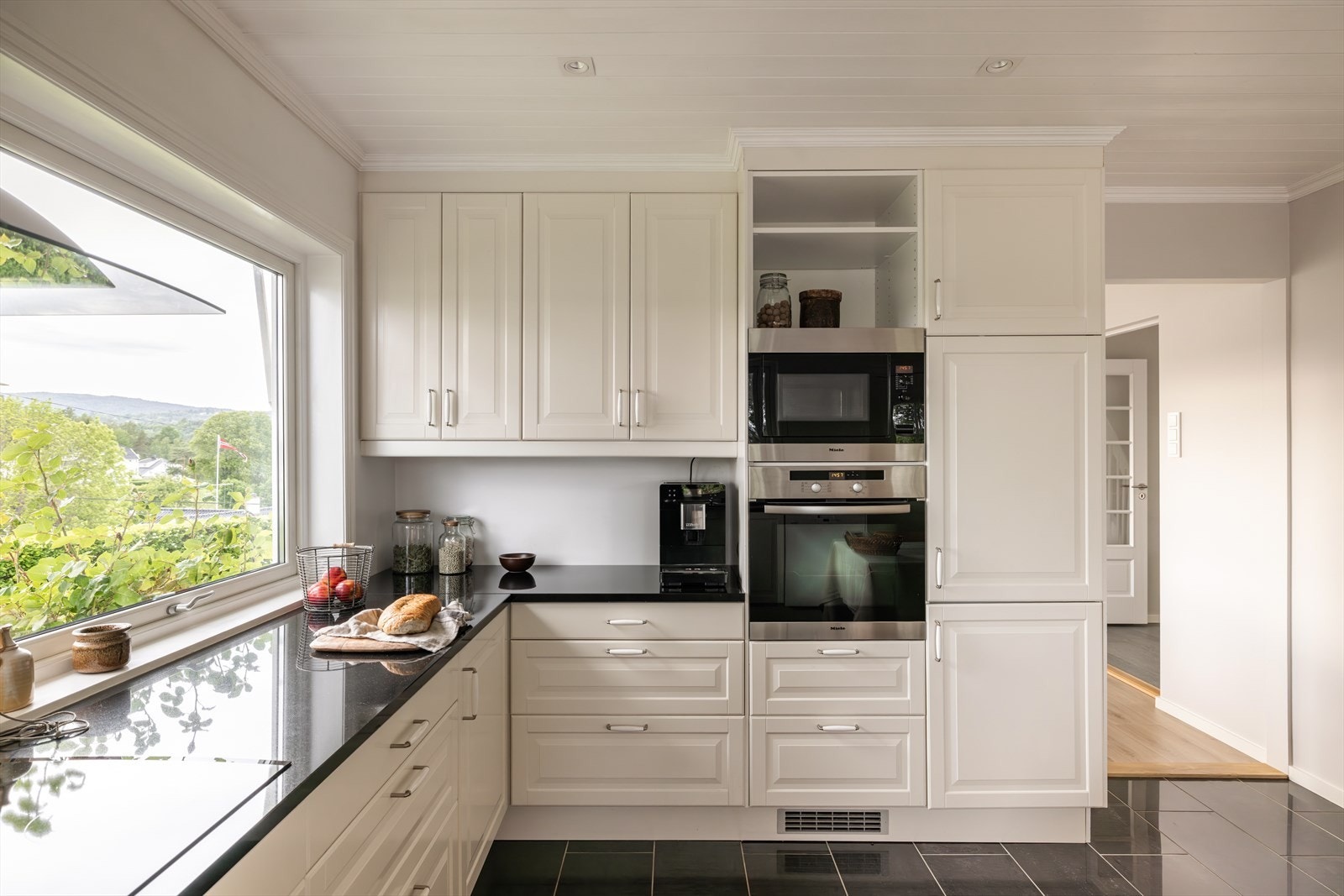 Det er integrert kjøl/fryseskap, mikroovn, stekovn og platetopp med induksjon. Galleribilde