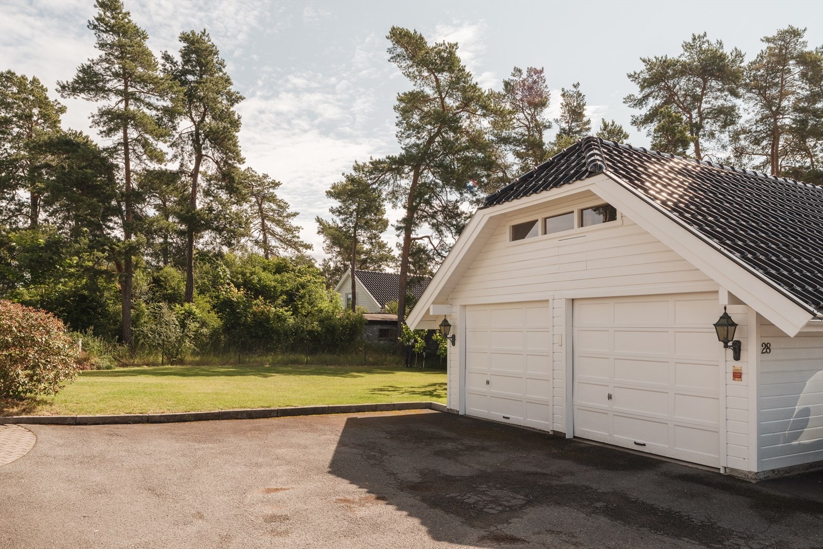 Det er dobbelgarasje med plass til to biler, samt biloppstillingsplasser både ved siden av og foran garasjen. I tillegg finnes det to parkeringsplasser på egen tomt på motsatt side av veien mot nordvest. Galleribilde