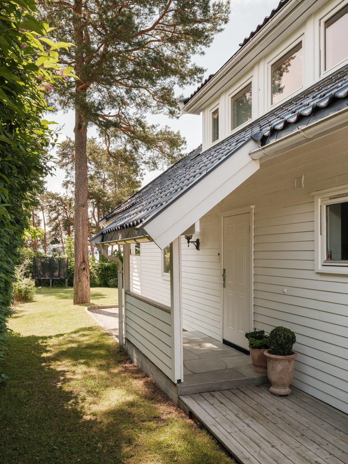 Inngangspartiet er også oppgradert med ny skiferbelagt trapp i 2022/23, som gir et solid og innbydende førsteinntrykk. Galleribilde