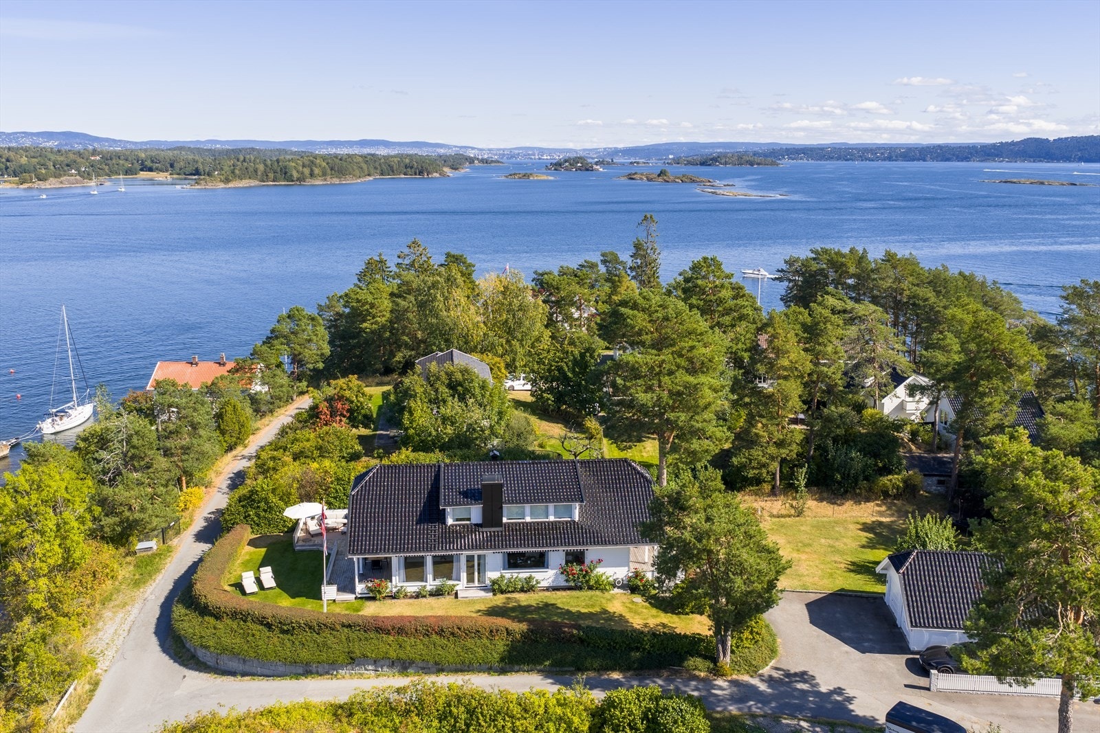 Eiendommen ligger helt på toppen av øya og får med dette helt fantastiske solforhold og utsikt. Galleribilde