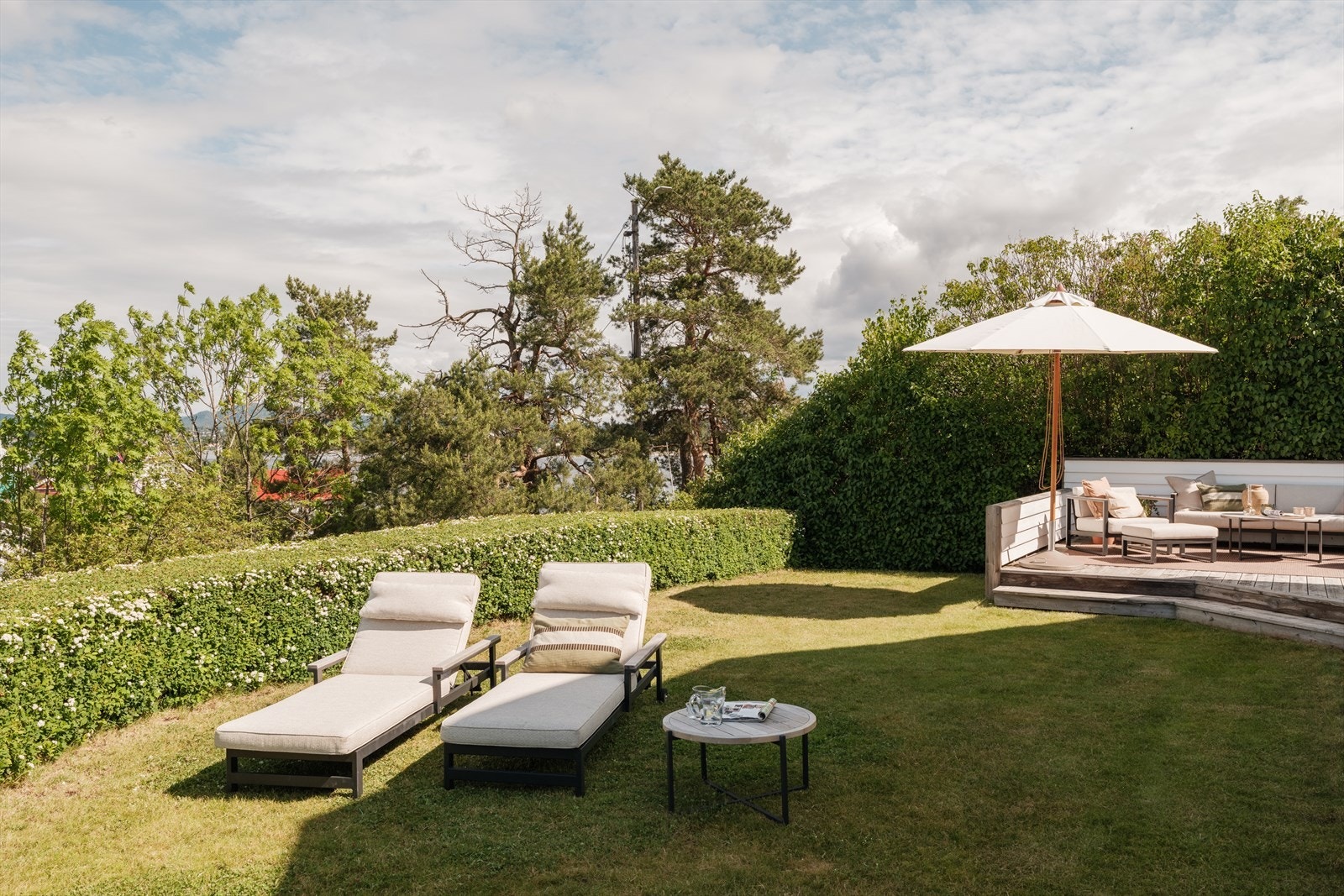 Eiendommen har flere definerte soner for utemøbler og solsenger, som lar deg nyte solen fra morgen til kveld. Galleribilde