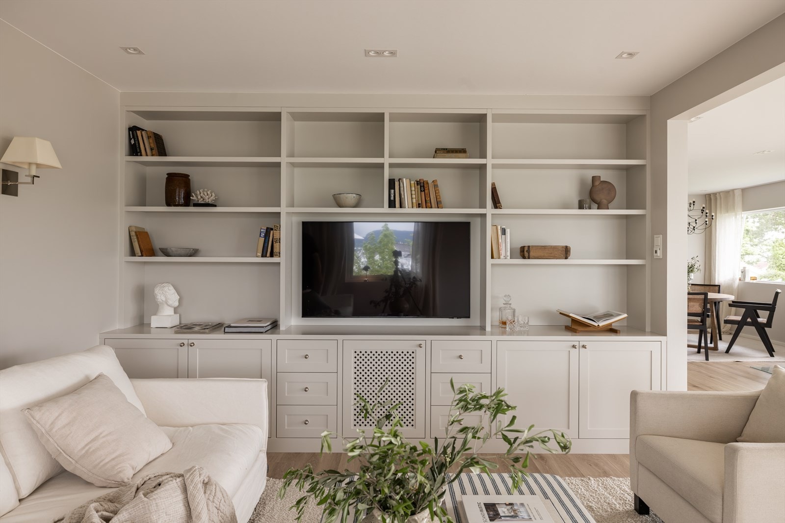 Gjennomtenkte, plassbygde løsninger fra JH er sømløst integrert i rommet. Galleribilde