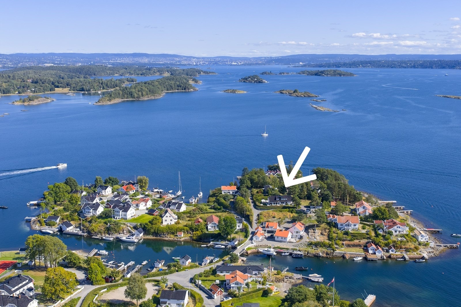 Eiendommen ligger helt på toppen av øya og får med dette helt fantastiske solforhold og utsikt. Galleribilde