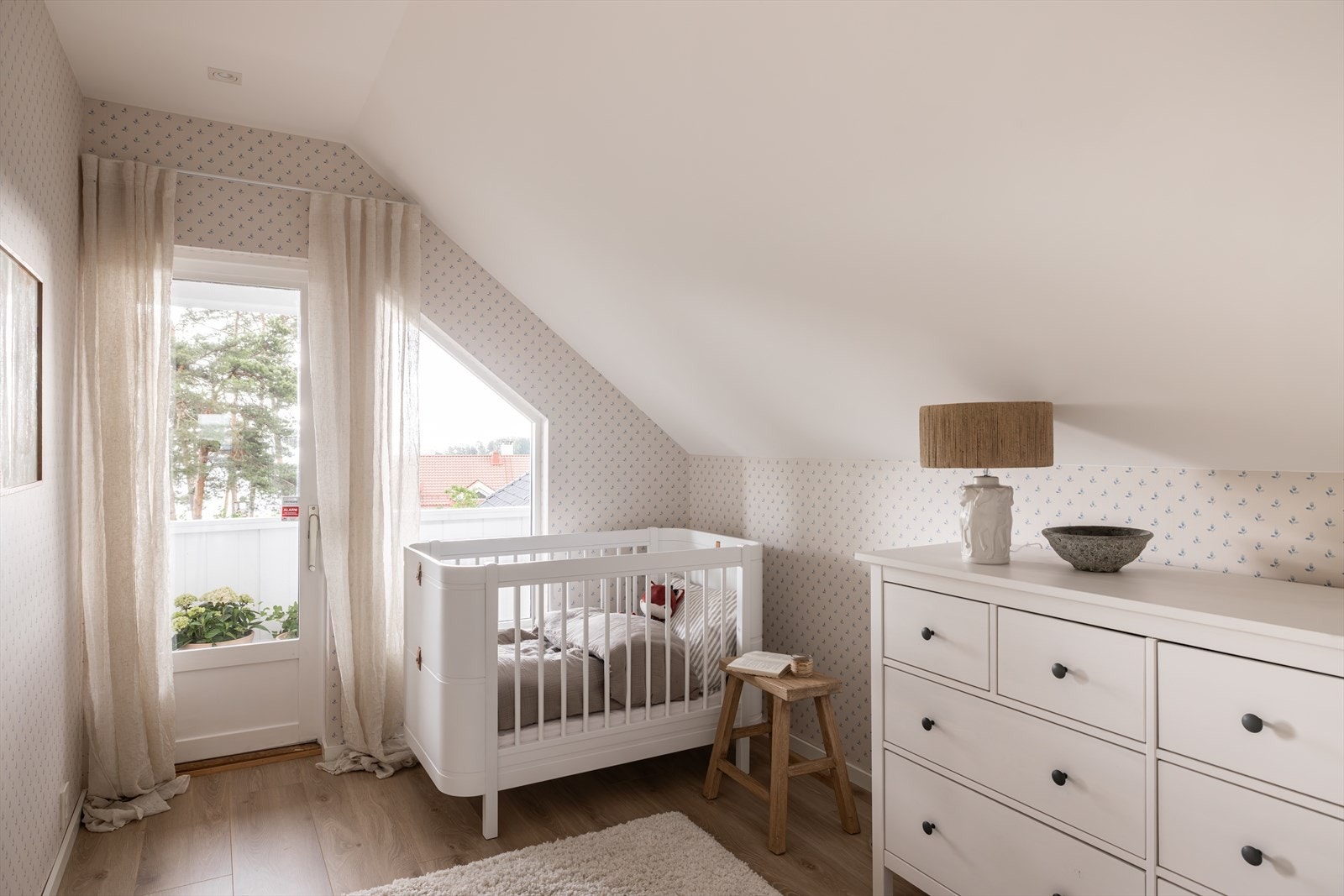 Det tredje rommet har tilsvarende størrelse og utforming, med plass til seng og oppbevaring. Galleribilde