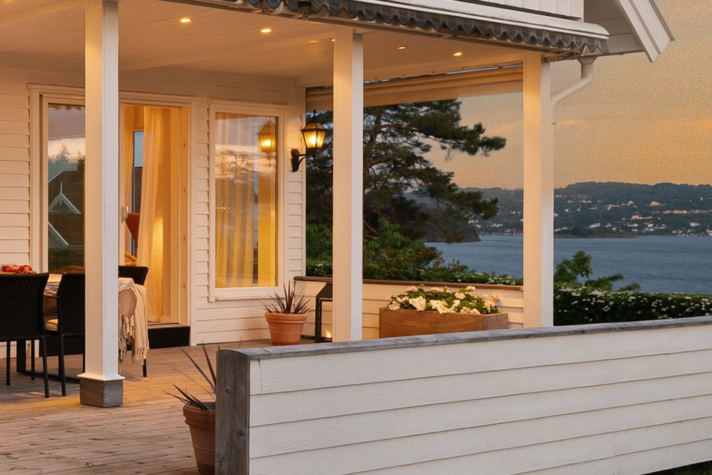 Fra stuen er det utgang til en romslig, sydvest-vendt terrasse på ca. 66 kvm med svært gode solforhold og plass til både spisegruppe og loungemøbler. Galleribilde