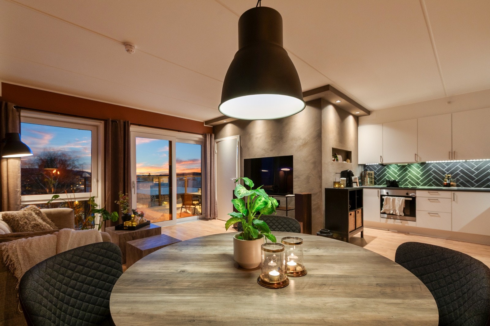 En luftig, åpen kjøkken- og stueløsning med flott lysinnslipp som skaper en behagelig atmosfære. Galleribilde