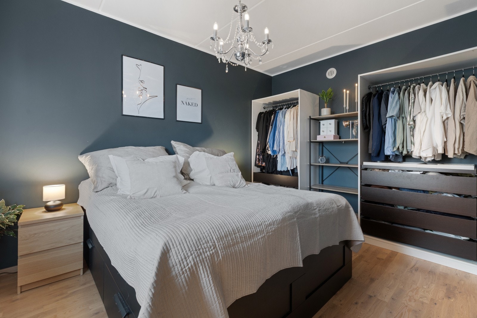 Hovedsoverommet er romslig og gir rikelig med plass til seng, nattbord og eventuelt en kommode, noe som skaper en komfortabel og funksjonell atmosfære. Galleribilde