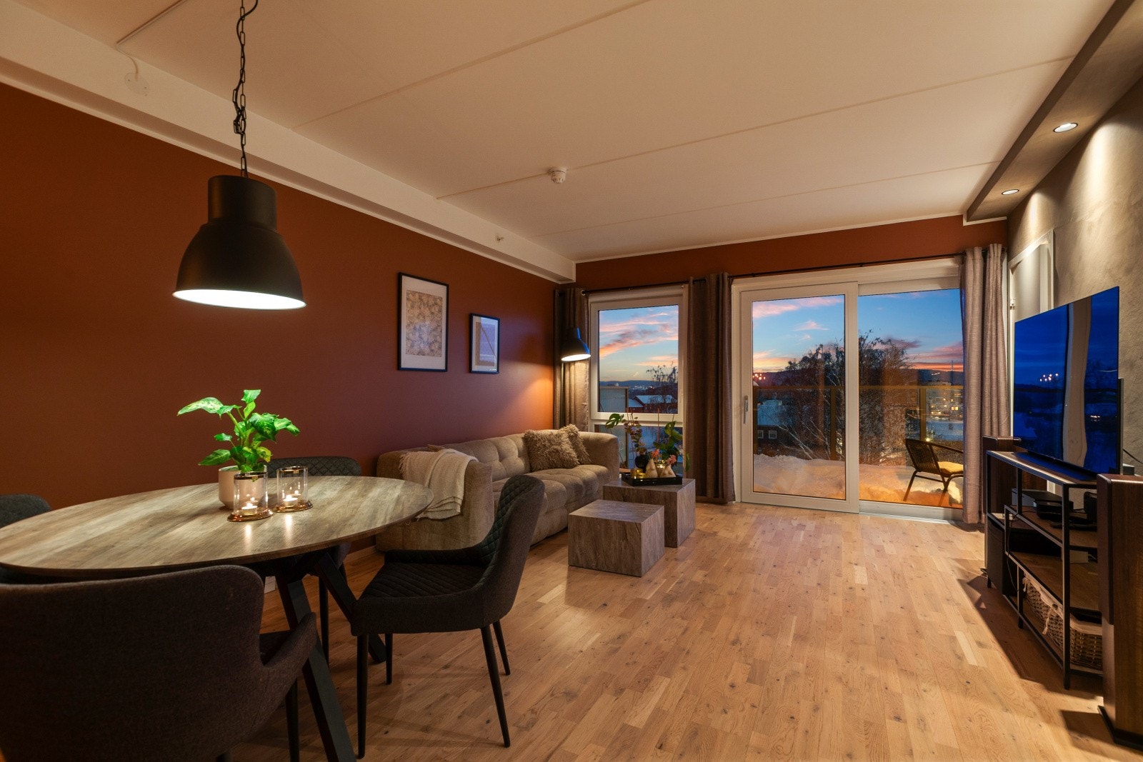 Leiligheten har en god planløsning, og nåværende eier har satt opp en ekstra vegg i stuen for å etablere et ekstra soverom. Galleribilde