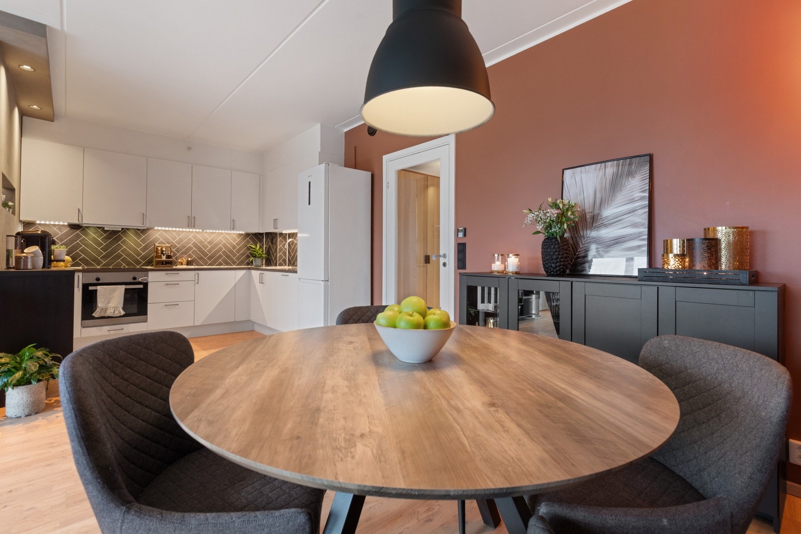 Her er det rikelig med plass til både spisebord og sofagruppe, noe som gir deg muligheten til å skape et komfortabelt og funksjonelt oppholdsrom for familie og venner. Galleribilde