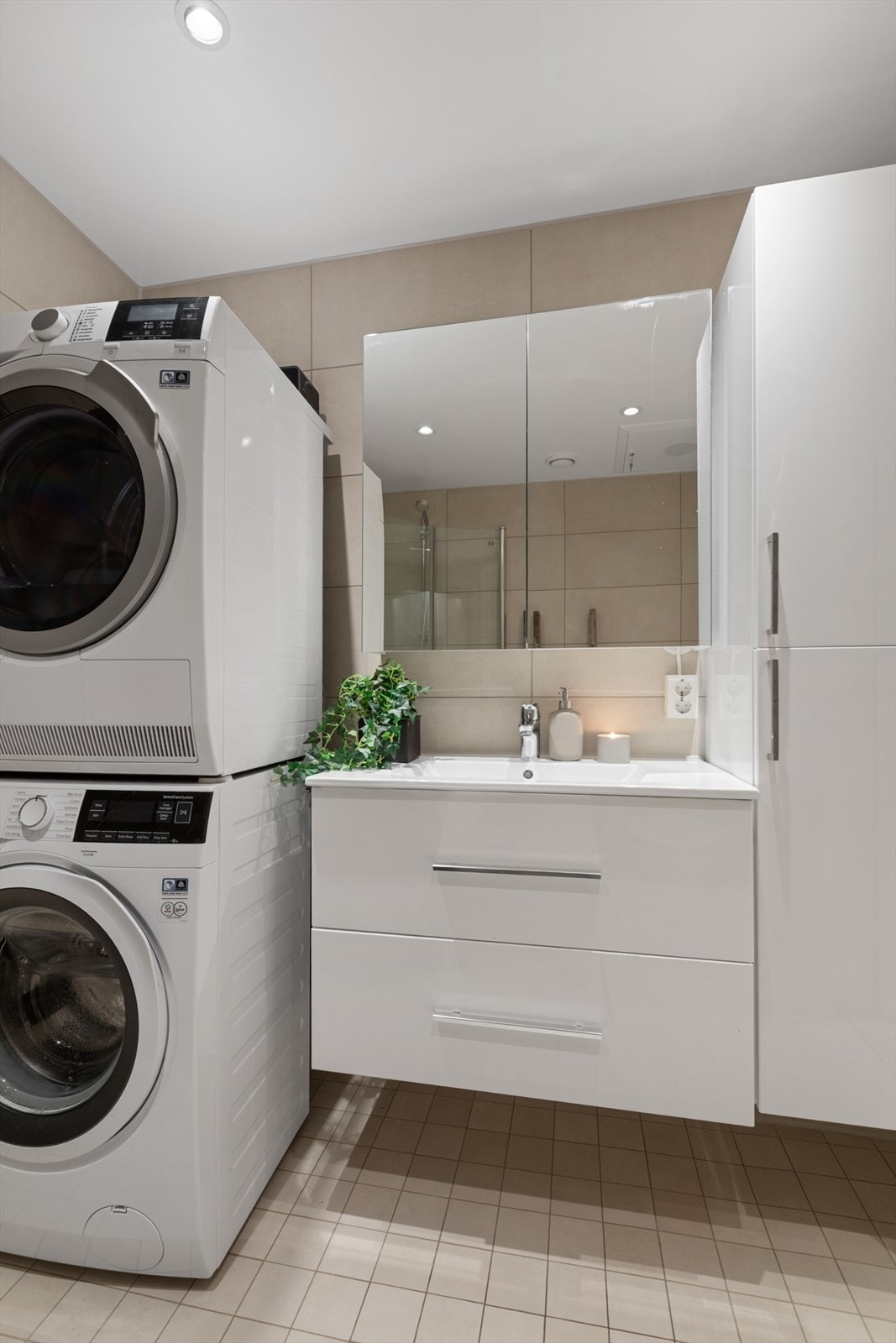 I tillegg er det praktisk opplegg for vaskemaskin og tørketrommel i søyle, noe som gjør vaskerutinen enkel og effektiv. Galleribilde