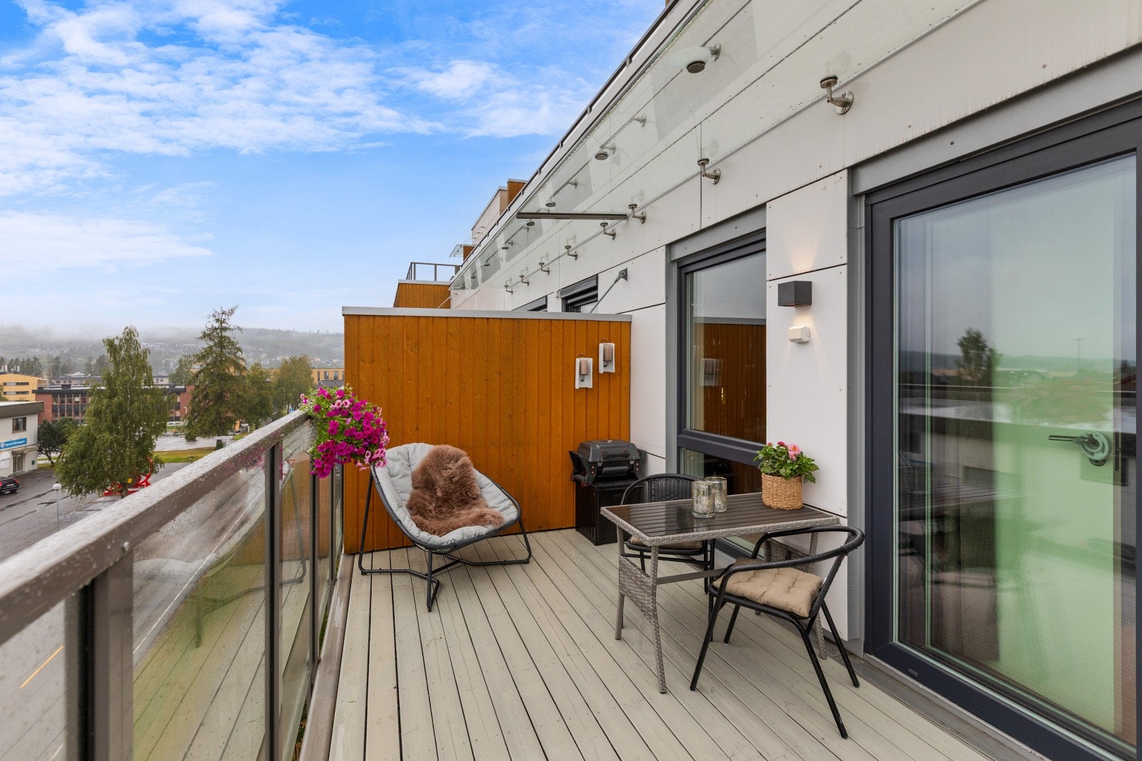 Fra stuen har du direkte adkomst til en romslig balkong, hvor det er god plass til utemøbler. Her kan du nyte friske luft og solfylte dager i behagelige omgivelser. Galleribilde